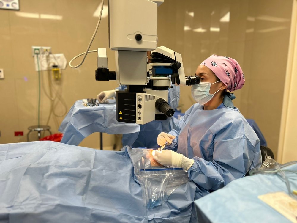 La Dra. Kristell Cantón junto a su equipo, preparando una cirugía oftalmológica