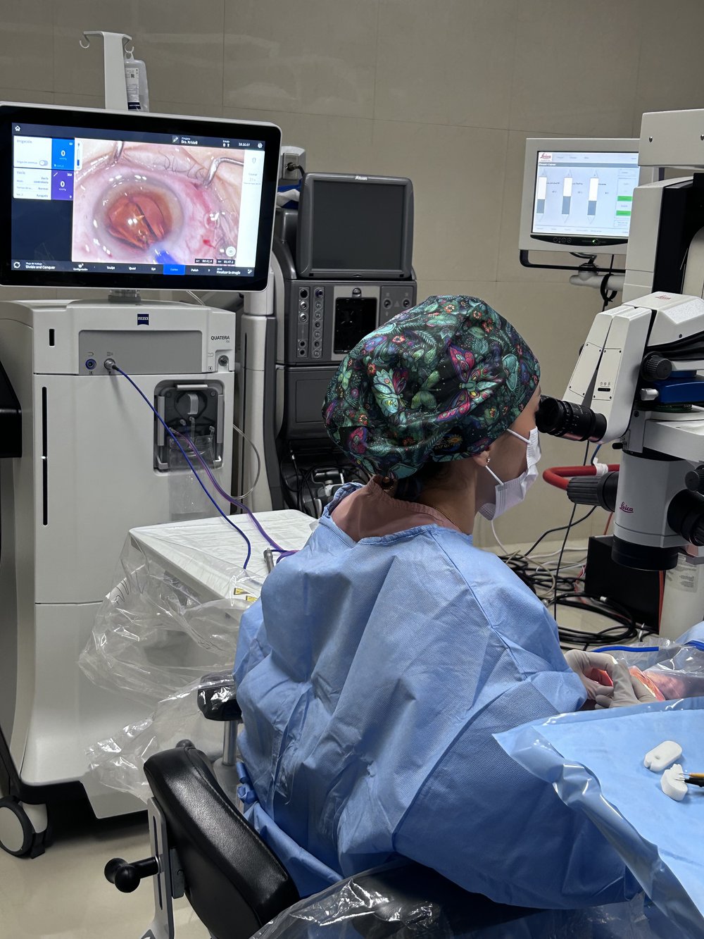 La Dra. Kristell Cantón revisando el monitor durante una cirugía ocular